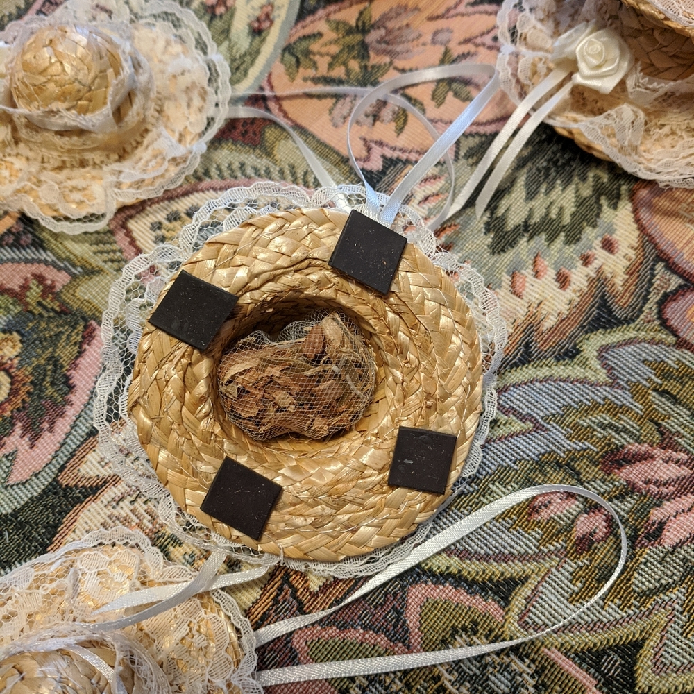 Pretty set of 6 handmade lace bonnet magnetic or hanging party favors - Picture 4 of 4